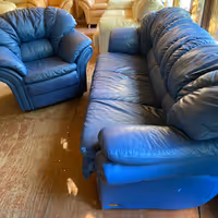 диван кожаный б/у и кресло- 90000₽