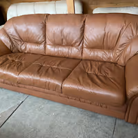 диван кожаный и 1 кресло- 75000₽